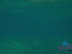 Blond, Vingeren, Flashing, Eten, Naakt, Geschoren, Tieten likken, Nat