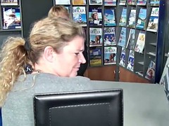 MILFs treiben es wild im Buero mit einem Fremden