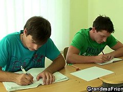 ブロンド, フェラチオ, エロ熟女, 熟年, 母, 叫ぶ, 義母, 三人