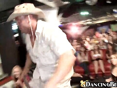 Gros seins, Sucer une bite, Brunette brune, Homme nu et filles habillées, Mère que j'aimerais baiser, Mamelons, Orgasme, Nénés