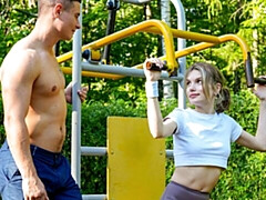18 ans, Grosse bite, Gros seins, Sucer une bite, En levrette, Cheveux courts, Maigrichonne, Adolescente