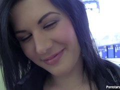 Sucer une bite, Brunette brune, Tir de sperme, Nue, Actrice du porno, Pov, Public