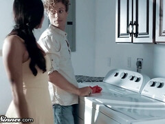 Kinderhüterin, Grosser arsch, Grosse titten, Braunhaarige, Vollbusig, Natürlichen titten, Weibliche ejakulation, Titten