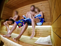 捕まる, 露出狂, 手コキする, イタリア人, オナニー, 公共, サウナ, タトゥー