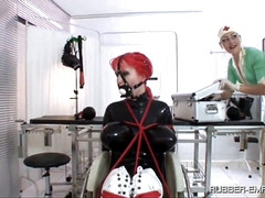 Sadomasochismus, Braunhaarige, Flashen, Lesbisch, Krankenschwester, Im freien, Jungendliche (18+), Gefesselt