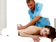 18 ans, Gros cul, Grosse bite, Sucer une bite, En levrette, Seins naturels, Cheveux courts, Adolescente