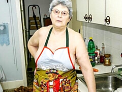 Enthousiasteling, Grote kont, Grote mammen, Vingeren, Masturbatie, Rijpe lesbienne, Alleen, Strippen