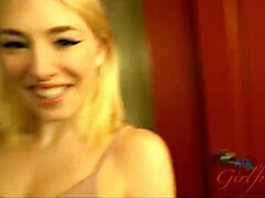 18, ブロンド, 中出し, バック, 毛深い, 手コキする, オナニー, 馬乗り