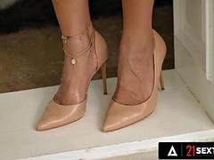 Tussi, Grosser schwanz, Grosse titten, Blasen, Fetisch, Hardcore, Küssen, Titten