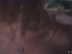 ブロンド, アウトドア, 現実
