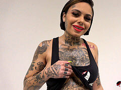 Brunette brune, Fille latino, Softcore, Tatouage