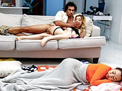 18 jaar, Grote kont, Grote lul, Hondjeshouding, 1 man 2 vrouwen, Natuurlijke tieten, Tiener, Tieten likken