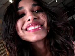 Grosse bite, Brunette brune, Mignonne, Branlette thaïlandaise, Masturbation, Pov, Réalité, Nénés