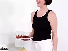 Grosser arsch, Gesichtssitzen, Fingern, Lecken, Arsch lecken, Gummi, Schreiend, Stiefmutter