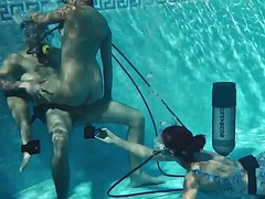 美女, フェラチオ, ハードコア, プール, 公共, ティーン, 三人, 水中