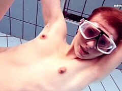 フェティッシュ, アウトドア, プール, オマンコ, ロシア人, 剃毛, ティーン, 水中