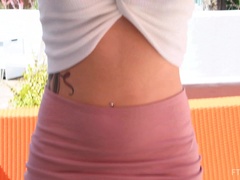 En gros plan de très près, Extrême, Masturbation, Orgasme, Public, Solo, Gicler, Sous la jupe