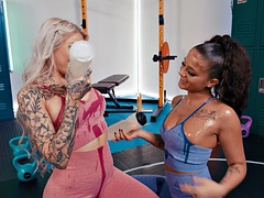 Blond, Bruinharig, Vingeren, Sportzaal, Lesbisch, Likken, Doordringend, Tatoeage
