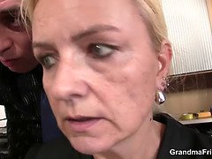 Grote lul, Pijpbeurt, Omie, Rijpe lesbienne, Tiener, Trio