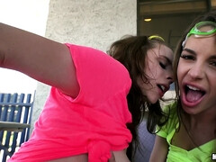 Amateur, Bikini, Blonde, Sucer une bite, Brunette brune, Branlette thaïlandaise, De plein air, Plan cul à trois