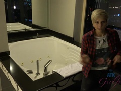 Salle de bains, Grossier, Petite amie, Culottes ou slips, Pov, Chatte, Cheveux courts, Chaussettes