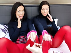 Gros cul, Grosse bite, Gros seins, Sucer une bite, Brunette brune, 2 femmes 1 homme, Nylon, Maigrichonne