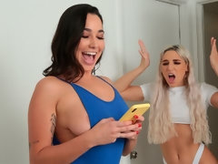 Arsch, Grosser arsch, Blondine, Fingern, Handjob, Höschen, Patschen, Entkleiden