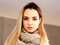 Sucer une bite, En levrette, Seins naturels, Rasée, Maigrichonne, Jarretelles, Adolescente, Nénés