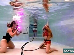 18 años, Morena, Fetiche, Masturbación, Piscina, Coño, Hermanas, Bajo el agua
