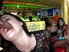 デカ尻, 着衣女と全裸男, ダンス, 異人種間, ラティーナ, 自然山雀, パーティ, 公共