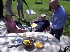 Blond, Pijpbeurt, Sperma shot, Diep in de keel, Likken, Masturbatie, Natuurlijke tieten, Buiten