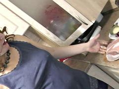 Enthousiasteling, Blond, Handbeurt, Hakken, Moeder die ik wil neuken, Slipje, Onder de rok, Vrouw