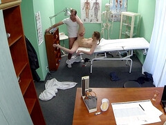 Braunhaarige, Arzt, Hundestellung, Aufs gesicht abspritzen, Hd, Lecken, Natürlichen titten, Muschi