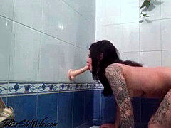 Enthousiasteling, Bruinharig, Masturbatie, Orgasme, Zuigen, Tatoeage, Tiener, Speelgoed