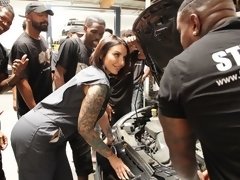 Sucer une bite, Brunette brune, Bukkaké, Double pénétration, Branlette thaïlandaise, Hard, Mère que j'aimerais baiser, Orgie