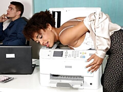 18 ans, Grosse bite, Sucer une bite, En levrette, Interracial, Seins naturels, Bureau, Adolescente