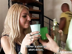 Grosser arsch, Blasen, Hundestellung, Gruppe, Handjob, Orgie, Tätowierung, Jungendliche (18+)