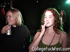 18 ans, Amateur, Sucer une bite, Tir de sperme, Groupe, Masturbation, Fête, Voyeur