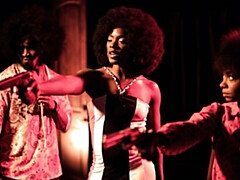 Gros cul, Grosse bite, Noire, Sucer une bite, En levrette, Interracial, Seins naturels, Nénés