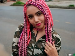 Sucer une bite, Branlette thaïlandaise, Rasée, Maigrichonne, Dénudage, Tatouage, Adolescente, Nénés