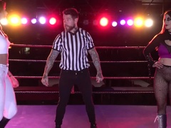 デカパイ, イギリス人, 茶髪の, 指いじり, 自然山雀, ピアス, タトゥー, おもちゃ