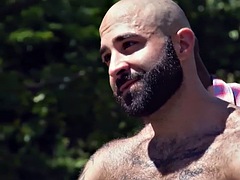 Grosse bite, Noire, Noir ébène, Homosexuelle, Poilue, Interracial, De plein air, Tatouage