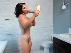 Grosser arsch, Grosse titten, Braunhaarige, Geschnappt, Hundestellung, Handjob, Masturbation, Entkleiden