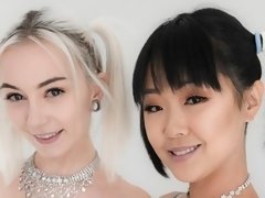 Blondine, Blasen, Hundestellung, Frau frau mann, Handjob, Hardcore, Jungendliche (18+), Flotter dreier