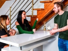 ディルド, 指いじり, キス, 下着, オナニー, ストリッピング, タトゥー, おもちゃ