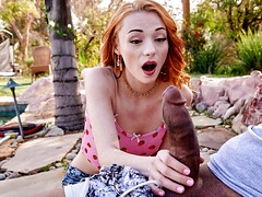 Grosser schwanz, Kehlenfick, Monster, Natürlichen titten, Im freien, Rotschopf, Rasiert, Titten