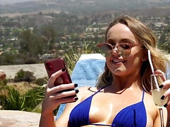 Bikini, Noire, Blonde, En gros plan de très près, Hard, Interracial, Petite femme, Piscine