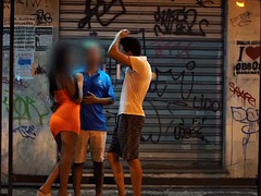 Grote lul, Bruinharig, Man die toekijkt, Dubbele penetratie, Vriendin, Latijnse vrouw, Trio, Tieten likken