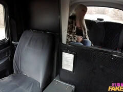 Grosser arsch, Blondine, Braunhaarige, Auto, Lecken, Im freien, Realität, Titten