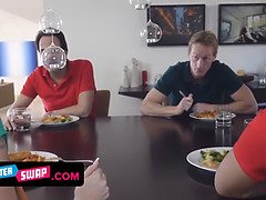 Sucer une bite, Brunette brune, Éjaculer dans la bouche, Gorge profonde, En levrette, Innocente, Tabou, Nénés